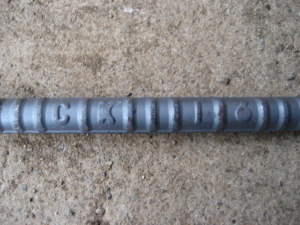 筋肉醜形障害の行動や症状は何ですか?